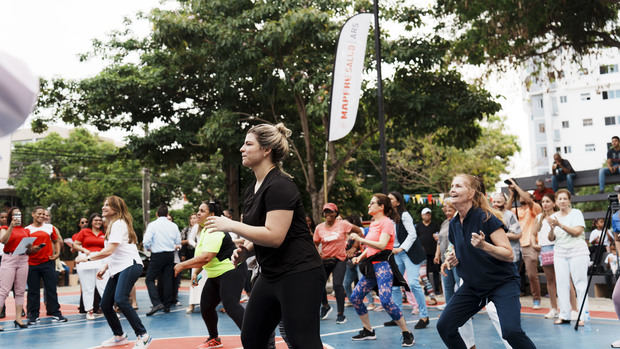 Alcaldesa participa de las clases de Zumba.