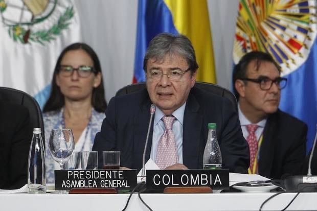 El canciller de Colombia, Carlos Holmes Trujillo, asiste este viernes a la clausura de la 49 Asamblea General de la OEA en Medellín, Colombia. 