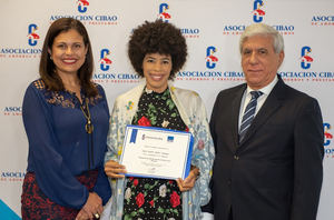 Arlyn Abreu, al momento de recibir su certificado de manos de Cayra Bencosme y Rafael Genao, vicepresidente ejecutivo de ACAP.