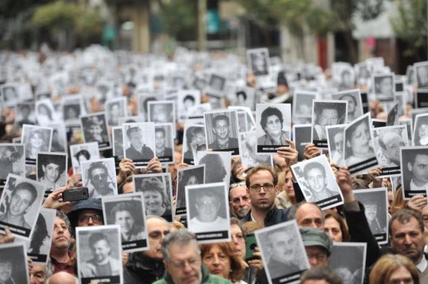 Personas participan durante un acto conmemorativo por los 25 años del atentado contra la mutua judía AMIA, este jueves en Buenos Aires, Argentina.