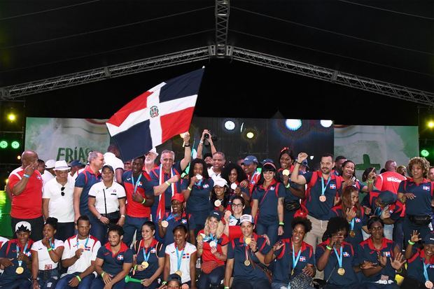 El pueblo se une al recorrido triunfal de los atletas de Panam Lima 2019.