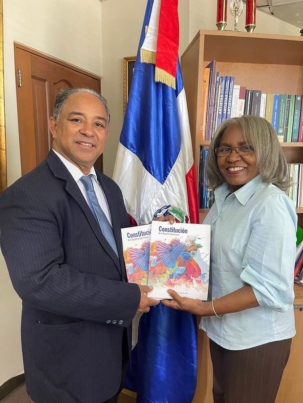 Aurelio Henríquez recibe un ejemplar de la Constitución de manos de Francisca Ramírez.