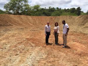 Autoridades del IAD y personal proyecto Resiliencia a la Sequía en la laguna de la comunidad Los Copeyes.
