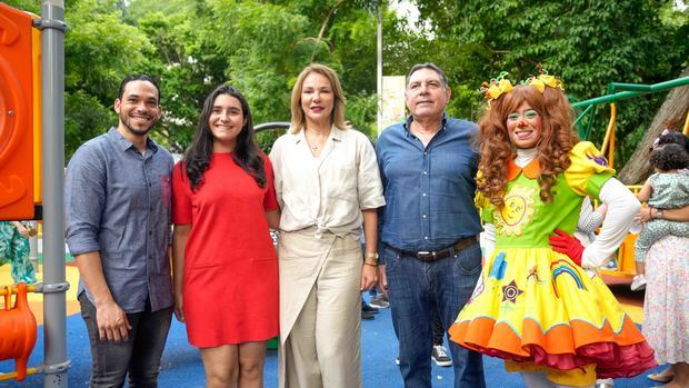 Autoridades del MINC junto a figuras