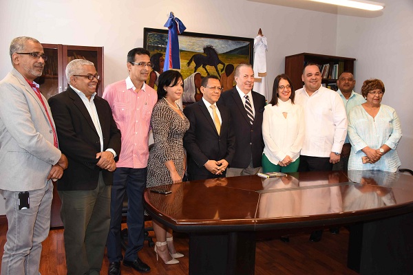 Autoridades del Ministerio de Cultura y de la Provincia de Sánchez Ramírez durante la rueda de prensa.