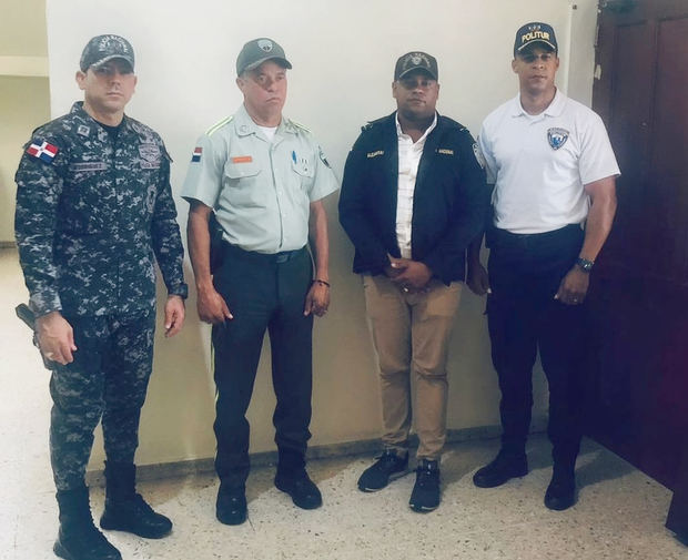 coordinación entre las Autoridades policiales para tratar el  tema de seguridad del evento del Súper Mega Ultra Merengado en Jarabacoa.