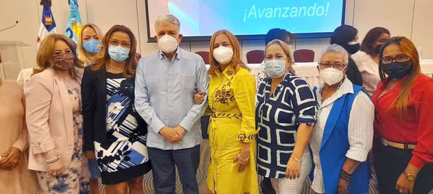 Yira Sandoval y Eduardo Estrela junto a las damas del partido.