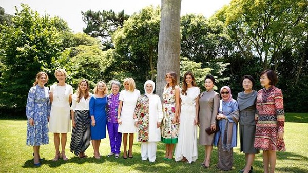 Fotografía cedida por la organización del G20 que muestra a las primeras damas mientras posan en una foto e familia hoy, antes del almuerzo que ha organizado la primera dama de Argentina, Juliana Awada, en Villa Ocampo, ubicada al norte de Buenos Aires (Argentina). 