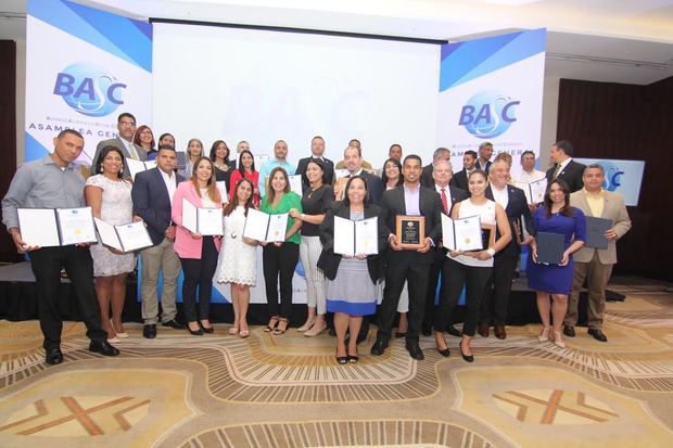 Representantes de las 27 empresas certificadas por BASC.