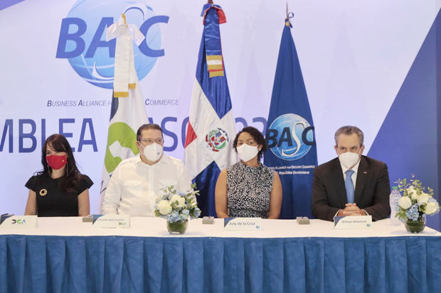 Joanna Bonnelly, funcionaria de Aduanas; Eduardo Sanz Lovatón, director; July de la Cruz, presidenta en BASC Dominicana y William Malamud, vicepresidente ejecutivo de la Cámara Americana de Comercio.