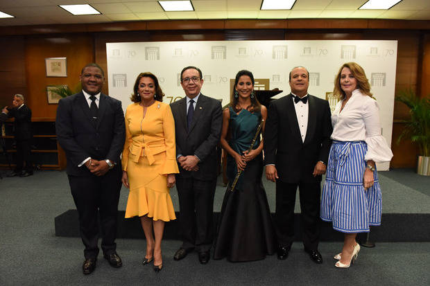 Omar Ubrí Ramos, Fiordaliza Martínez del Valdez, Héctor Valdez Albizu, Evelyn Peña Comas, Enrique Pina y Clarissa de la Rocha de Torres.