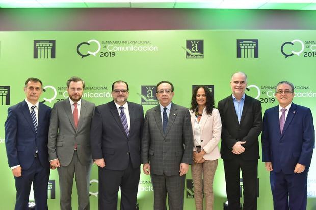 Integrantes del VIII Seminario Internacional de Comunicación, que este año desarrolló como tema principal “El dircom ante las nuevas tendencias mundiales de comunicación”.