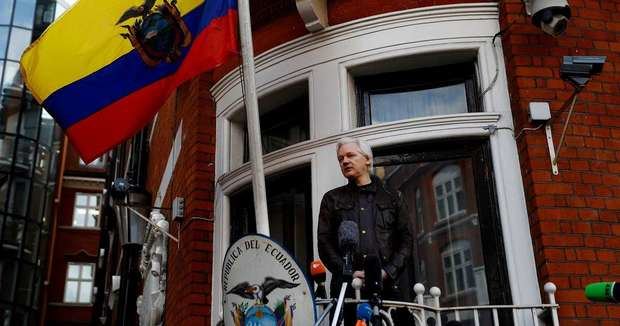 Ecuador vuelve a advertir a Assange: Nadie está 'por encima de la ley'