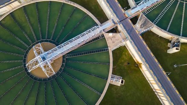 Tecnología verde para eliminar microplásticos de aguas residuales.