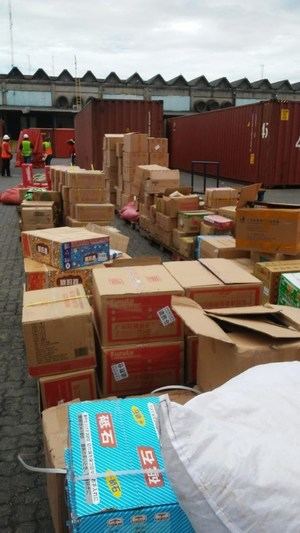 Aduanas decomisa contrabando de medicamentos, cerveza y ron en Haina Oriental 