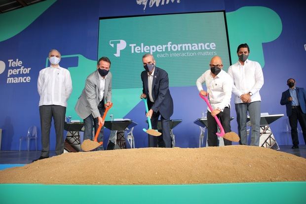 Presidente Abinader da el primer palazo de las nuevas instalaciones de Teleperformance