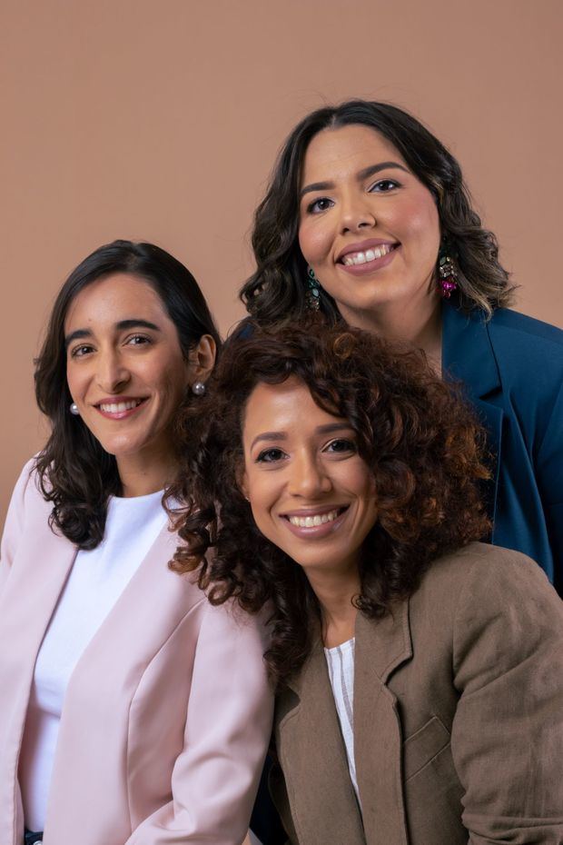 Alexandra Santana, productora general; Violeta Lockhart, directora; Virginia Antares, guionista. 