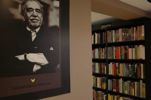 Retrato del Nobel de Literatura Gabriel García Márquez, junto a una librería.