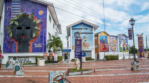 Imágenes de la Plaza de la Cultura Cándido Bidó en la ciudad de Bonao, provincia Monseñor Nouel.