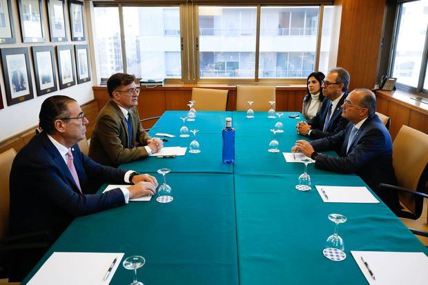 En la foto, desde el extremo izquierdo, el señor Alejandro Varela, director general adjunto para las Américas de la Organización Mundial del Turismo (OMT). Le acompañan los ejecutivos del Banco Popular Dominicano, señores Juan Manuel Martín de Oliva, vicepresidente del Área Negocios Turísticos; Mariel Bera, vicepresidente del Área de Relaciones Públicas; José Mármol, vicepresidente ejecutivo de Relaciones Públicas y Comunicaciones y Juan Lehoux, vicepresidente ejecutivo de Negocios Empresariales y de Inversión.