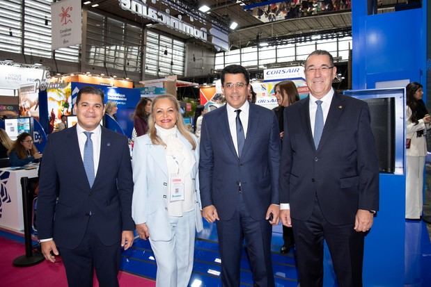 Desde la derecha, Jose Manuel Martín, vicepresidente del Área de Negocios Turísticos
del Banco Popular; David Collado, Ministro de Turismo; Rosa Hernández, Embajadora
dominicana en Francia, y David Libre, presidente de ASONAHORES.