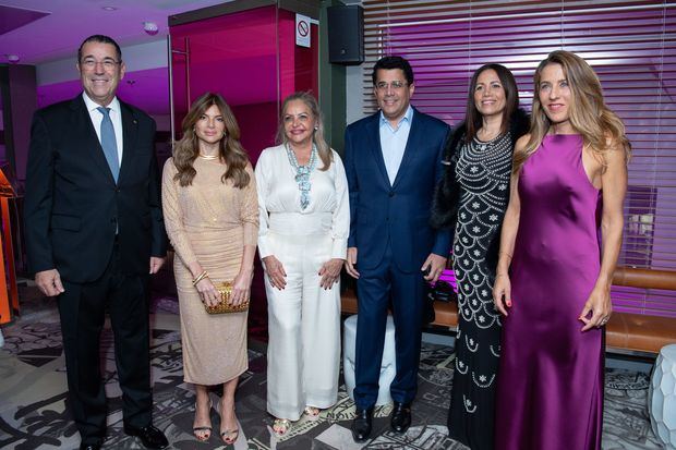 Empresarios hoteleros, turoperadores y otros representantes del sector se
reúnen para conocer el impacto del Banco Popular en el desarrollo del turismo dominicano.