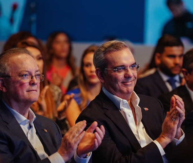 Manuel A. Grullón, presidente del Consejo de Administración de Grupo
Popular junto al presidente de la República Dominicana, Luis Abinader.