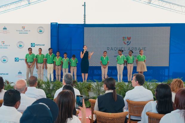 La primera dama Raquel Arbaje agradeció a las entidades y a todos los responsables
de unir esfuerzos para la creación de este espacio que impactará positivamente a las familias de
la comunidad.