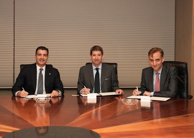 De izquierda
a derecha, por los señores Christopher Paniagua, presidente ejecutivo del Banco Popular
Dominicano; Scott Nathan, director ejecutivo de la DFC de los Estados Unidos, y Jean-Baptiste
Piette, director gerente del equipo Export & Agency Finance de Banco Santander.