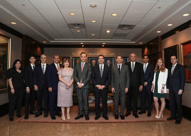 Los ejecutivos del Banco Popular Dominicano, del Banco Santander y
los funcionarios de la DFC de Estados Unidos consolidaron su compromiso en la Torre Popular.