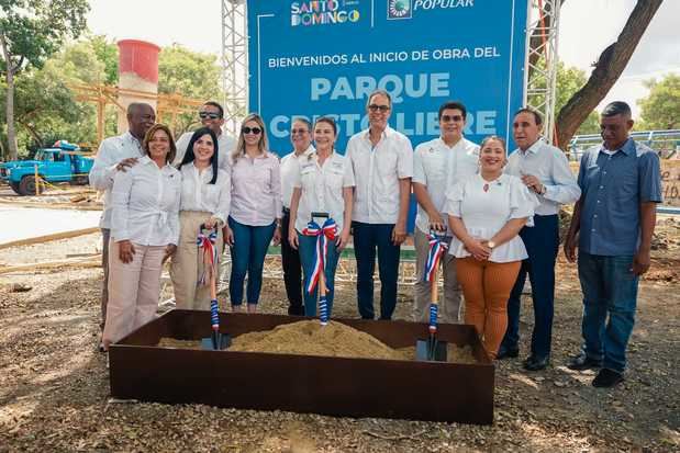 En la foto, representantes del Banco Popular Dominicano, la Alcaldía del Distrito
Nacional y miembros de la comunidad de Cristo Rey, antes de dar el palazo de inicio.