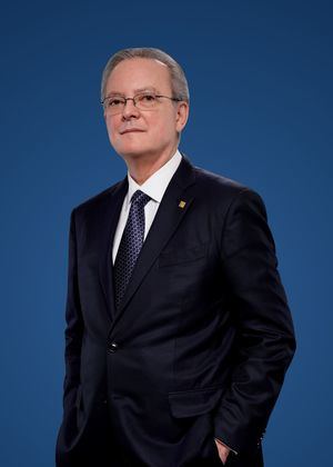 El presidente del Consejo de Administración de Grupo Popular, señor Manuel A.
Grullón.
