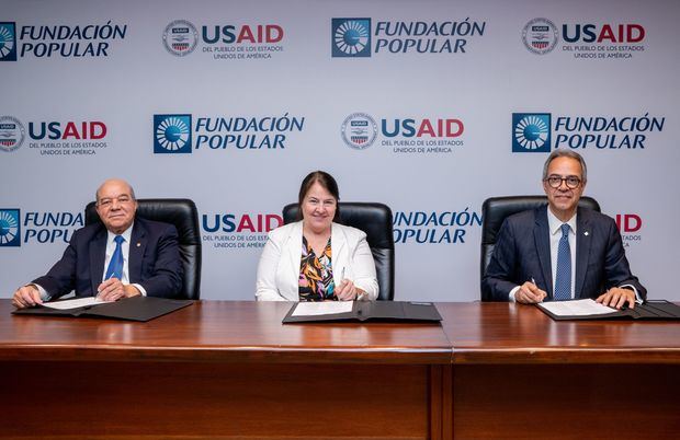 De izquierda a derecha, los señores Manuel E. Jiménez F., presidente
ejecutivo de Grupo Popular; Rebecca Latorraca, directora de la USAID en la República
Dominicana y José Mármol, vicepresidente ejecutivo de Comunicaciones, Reputación y Banca
Responsable de Grupo Popular.