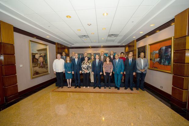 Roberto Cavada, Lisette de Jesús, José Mármol, Inés Aizpún, Christopher Paniagua, Almudena Casado, Miguel Franjul, Persio Maldonado y Héctor Linares. Junto a ellos, en segunda fila, los señores, Diógenes Pina, Jairon Severino, Fausto Rosario, Alba Nely Familia, Luis Mejía Oviedo, Emilio Ortiz, Edith Febles y Adalberto Grullón. 
