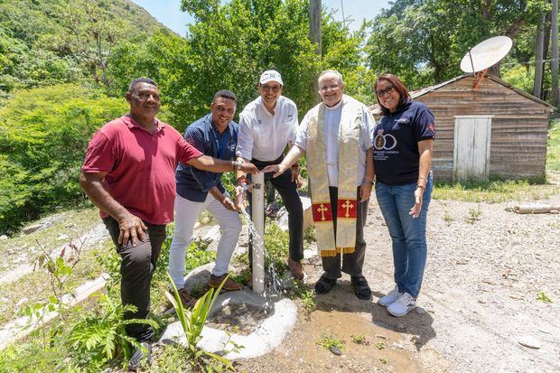 Este acueducto beneficiará con agua potable constante a más de 24 familias y 108
habitantes de la localidad. En la fotografía, representantes de la Fundación Popular,
FUNDASEP, INAPA y de la comunidad.