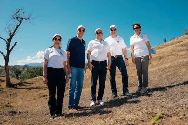 De izquierda a derecha, los señores Mariel Bera, José Mármol, Gabriel Castro, José Manuel Cuervo e Inmaculada Adames.