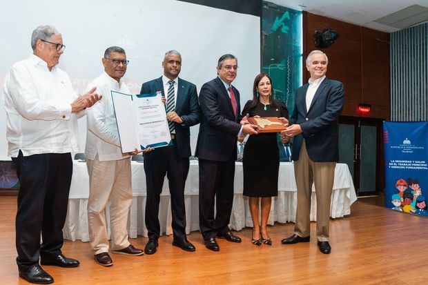 Ministro de Trabajo, Luis Miguel de Camps, entrega un reconocimiento
al Banco Popular Dominicano, el cual es recibido por los señores María Povedano,
vicepresidenta ejecutiva de Gestión Humana, Transformación Cultural y Sistemas y Procesos, y
Miguel Ángel Rodríguez, vicepresidente ejecutivo de Operaciones.