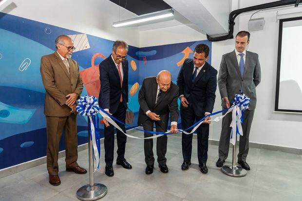 Desde la izquierda, los señores Carlos Sangiovanni, José Mármol, Franklyn Holguín
Haché, Francisco Ramírez y Álvaro Sousa.