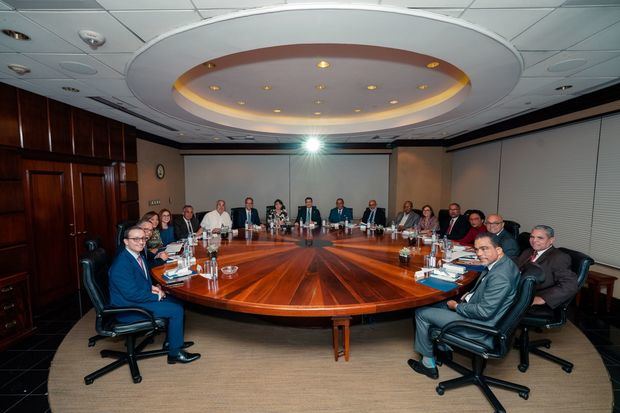 Escena durante la presentación de resultados financieros a directores y ejecutivos de
medios de comunicación.