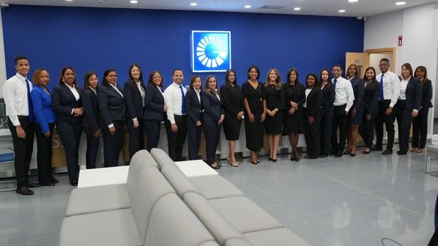 Equipo de la sucursal del Banco Popular localizada en el centro comercial Colina Centro. Encabezan la foto la señora Chantal Ávila y Blenny Santos.