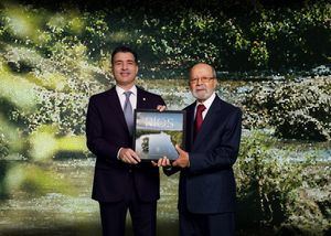 El señor Christopher Paniagua, presidente ejecutivo del Banco Popular Dominicano, hizo entrega del primer ejemplar al autor de la obra, Domingo Marte.