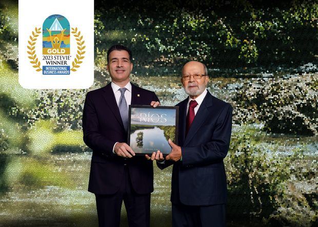 El señor Christopher Paniagua, presidente ejecutivo del
Banco Popular Dominicano, hizo entrega del primer ejemplar al autor de la obra, señor
Domingo Marte.