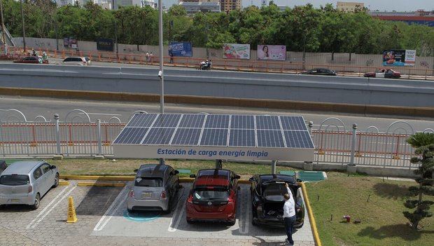 La primera estación de carga se instaló frente a la Torre Popular, sede del Grupo Popular. 