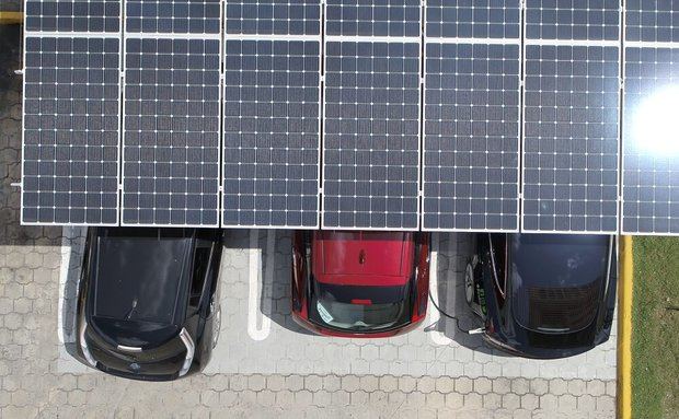 La primer unidad de carga fotovoltaica gratuita para vehículos híbridos y eléctricos del Banco Popular Dominicano inició en el mes de mayo.

