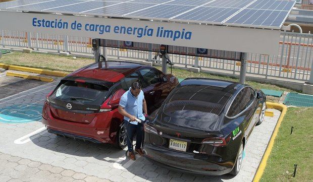 La primer unidad de carga fotovoltaica gratuita para vehículos híbridos y eléctricos del Banco Popular Dominicano inició en el mes de mayo.

