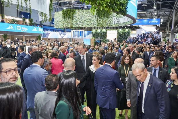 Momento de la inauguración de la FITUR 2023, cuando los
reyes de España, el rey Felipe VI y la reina Letizia, se detuvieron en el estand de la
República Dominicana.