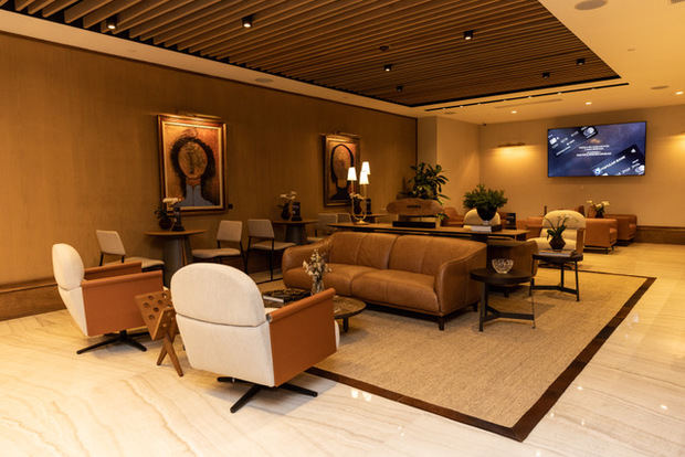 La sala Lounge Popular es un espacio creado para los clientes de las tarjetas de crédito Mastercard Black y Visa Prestige.