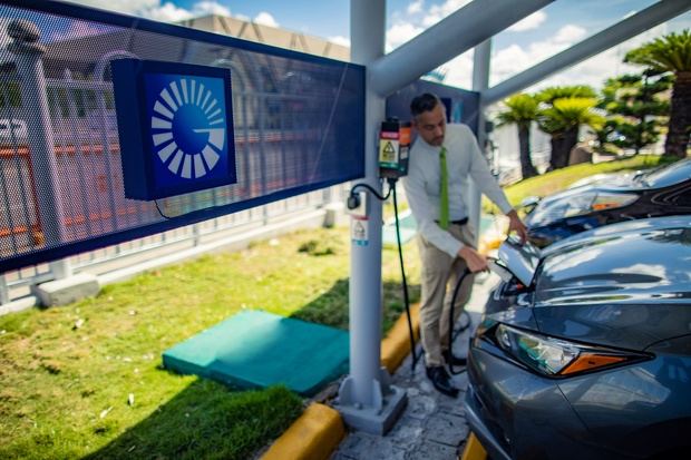 El Popular ofrece energía limpia a vehículos híbridos y eléctricos a través de su estación de carga piloto, en la Torre Popular. 