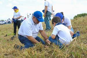 El señor Eduardo Grullón, presidente de AFP Popular, participó en la tercera jornada de reforestación de Grupo Popular junto a su familia.