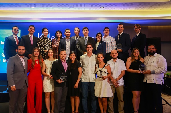 Los tres proyectos ganadores son Pasteles Nacionales, Zona Bici y Menú Factory, los cuales fueron escogidos entre más de 144 propuestas inscritas. En la foto, los representantes de las empresas junto a ejecutivos de la entidad bancaria.